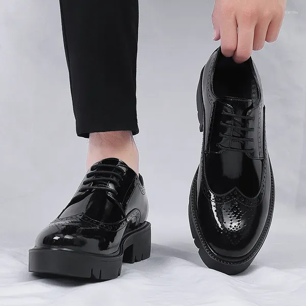 Lässige Schuhe Herren Mode Hochzeitsfeiern Kleider Plattform Schwarze Lackleder Oxfords Schuh junger Gentleman geschnitzte Brogue Schuhe Männlich