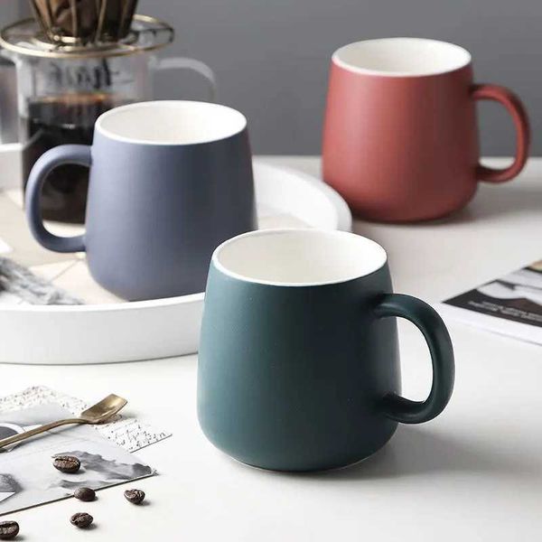 Tumbler moderna tazza da caffè in ceramica a colore solido moderno con coperchio di coperchio e cucchiaio coppia di tè tazza di tè per regali 1pcs H240425