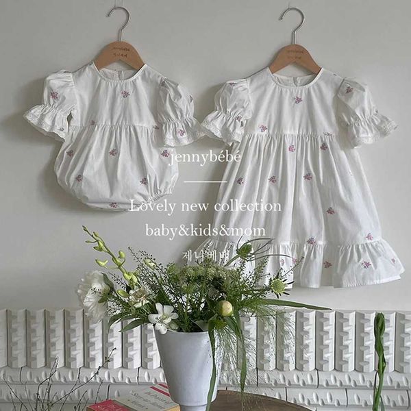 Romances fofinhos garotinhos renda de bordado floral border bebê bolha bolha de manga curta Mumpsuit mais velha vestido branco 2023 verão crianças roupas h240425