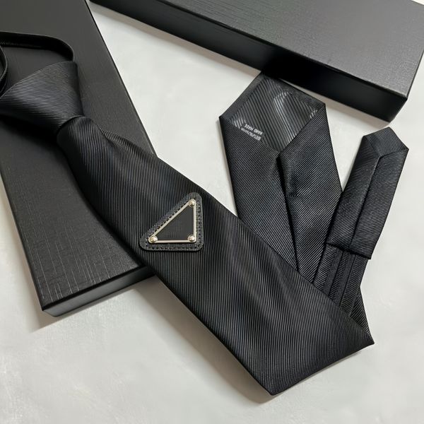 Designer Men's PRADE TIE LUZUGHY TIE Fashion Leather Tie Tie Bow para homens e mulheres com letra estampada Tie de cor amarra Tirada 4 cores disponíveis