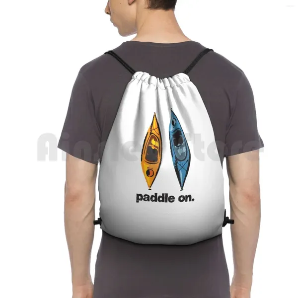 Backpack Kayak Design-Paddle nos caiaques de text-azul e laranja Bolsas de ginástica de caiaques de ginástica de ginástica