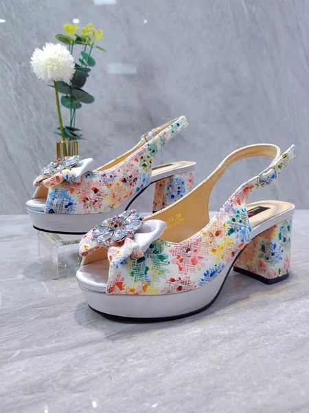 Scarpe eleganti sandalo estivo per donne 2023 nuclei di scarpe da sposa a basso tallone di fiori di strass in argento scarpa da fiori di strass per la festa nigeriana H240425