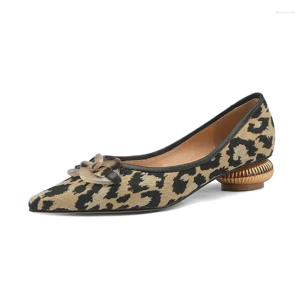 Kleidungsschuhe 2024Vintage Metall Verschluss Spitze Pumpen Frauen Mode 2024 Frühling Herbst für Leopardenmuster Low Heels Frau