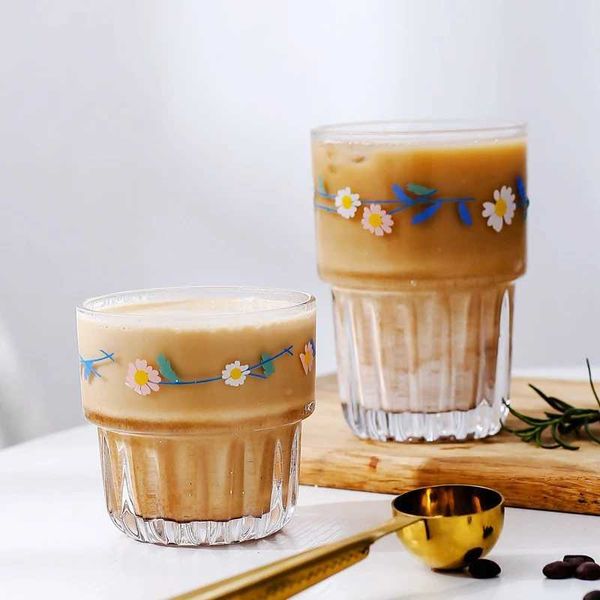 Tumblers 258/330 ml de estilo coreano de copo de vidro transparente Pequeno padrão de margarida canecas caseiras drinques tea leite suco de limão bebendo h240425