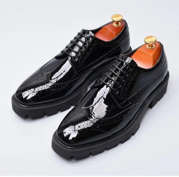 Lässige Schuhe Leder Männer Brogues geschnitzt Vintage Dicke Soals Patent schwarz Schnüre -up -Mode -Quadratzehen Kleid