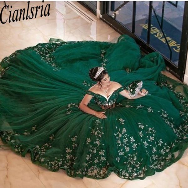 Abito da ballo verde fuori spalla Quinceanera Dresses Sweet 16 Princess Appliqued Party Gowns Vestido de 15 Anos