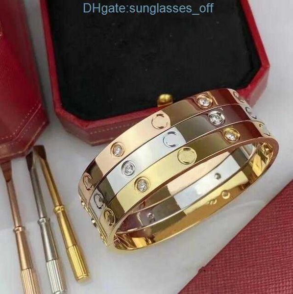 Pulseira de designer 18k Caso de ouro de alta qualidade Homens Mulheres Presente de aniversário Jóias do Dia das Mães com Ornamentos de Chave de fenda Acessórios de atacado 204Q