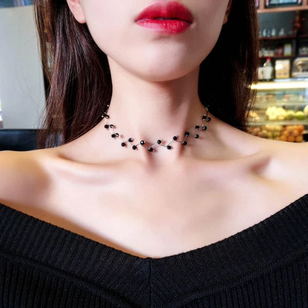 Halsketten 2024 Neuankömmlinge heiße modische schwarze Kristall Halskette Kolye Collier Einfache Kreuzstrang Perlen Chokers Halsketten Frauen Schmuck Schmuck