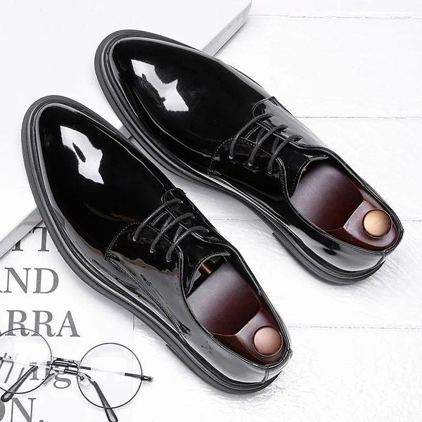 Lässige Schuhe Herren Business Black Patent Leder Derby Schuh Schnüre-up Gentleman atmungsaktives formelles Kleidschuhschuh Channe Homme Homme