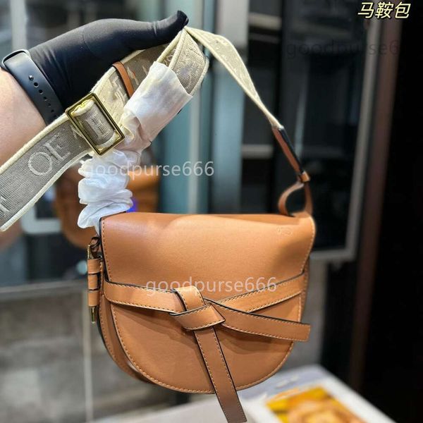 Stickerei Loe Spain Designer einzelner Tasche Sattelökchen Crossbody Lady Classic 2024 Bow Classic Strap Gate Mode Leder Handtaschen Frauen 7p1d