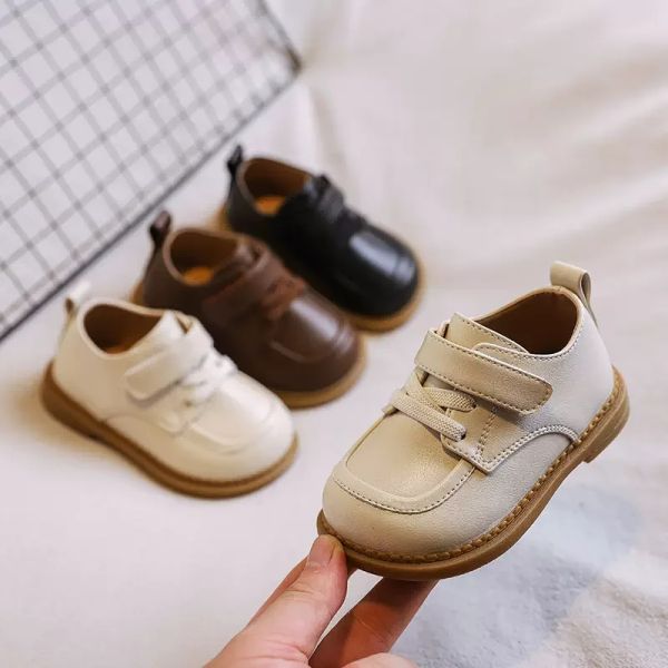 Stivali 2024 Nuove scarpe per la pelle per bambini per bambini Tanno piatto per ragazzi per bambini feste di nozze bere marrone beige scarpe da bambino solide ragazze h01133