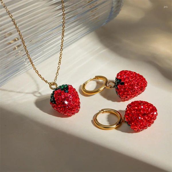Anhänger Halskette Ins modische süße süße 3D -Erdbeer -Strass -Halskette für Frauen Goldfarbe Edelstahlkette Juwely