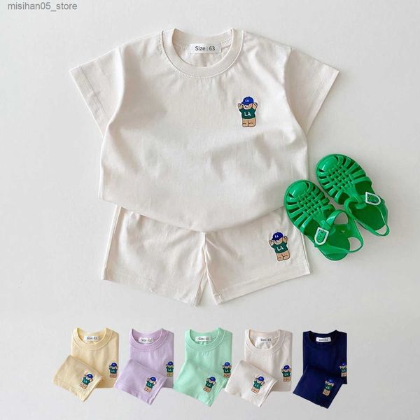 Roupas conjuntos de roupas coreanas menino de verão conjunto de roupas bordadas de urso bordado camiseta colorida+shorts soltos 2pcs saco menina q240425