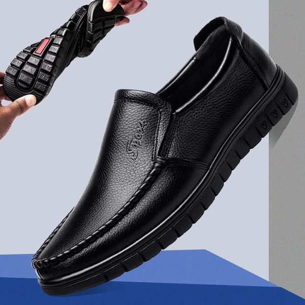 Sapatos de couro de grande tamanho masculino com couro genuíno oco para solas macias casuais respiráveis para sapatos de pai de meia-idade e idosos