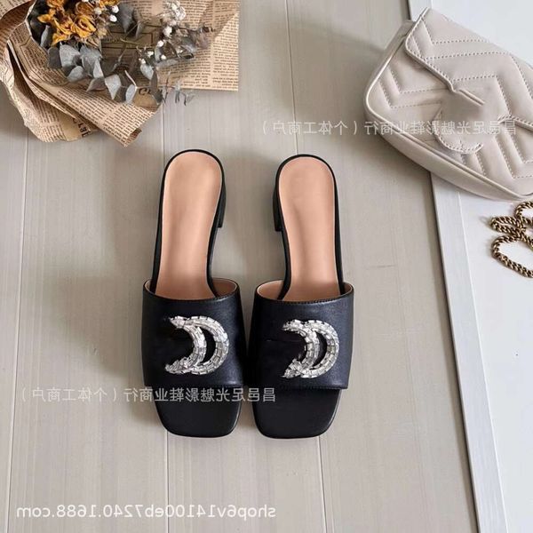 Слайд Miui Chenel Sandals Chlooe Diamond Letter Buckle Толстая каблука для летней квадратной головы модная линия.