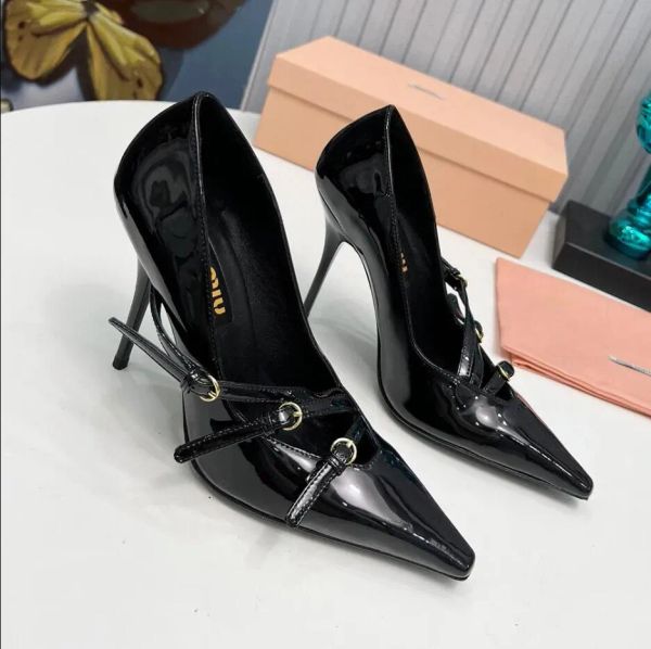 Sandals di alta qualità Sandals in pelle brevetto Pompe in pelle con tacchi con fibbia abbellite con scarpe da tavolone da donna abbellite da donna