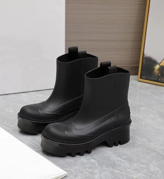 Os designers atingem um pico de trabalho de luxo moderno e ambientalmente amigável de material de PVC infundido em botas de chuva versáteis para mulheres