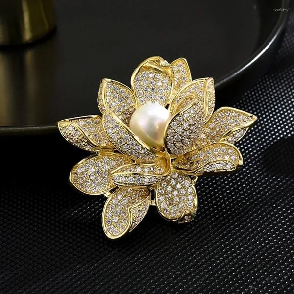 Broschen Pearl Blume Lotus Vollkristallabzeichen Stifte für Frauen Luxus Mode Lady Pflanze zarte Anzug Büro Corsage Geschenk