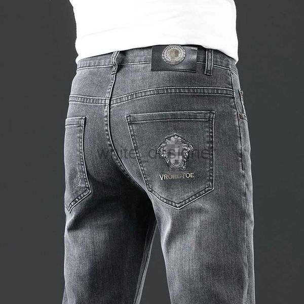 Jeans designer per uomo marchio di moda autunno jeans piccoli leggings maschili snello in forma spessa ricamo europeo medusa pantaloni di moda