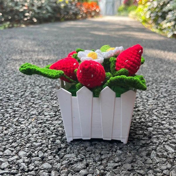 Dekorative Blumen häkeln gewebte Erdbeer -Topfkunstkunstpflanze Bonsai Handgestrickte lustige Geschenk für Zimmer Home Tisch Ideen Geburtstagdekoration