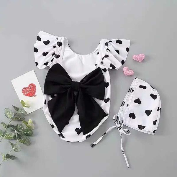 Einszene entzückende Bogen Rückenlose Baby Girls Badebekleidung Herzdruck Kleinkind Jungen Mädchen Badeanzug Kinder Bikini Set mit Cap Child Badebode 2022 H240425