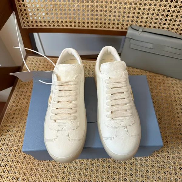 10A Luxus Handtasche Designer Leder Casual Schuhe Flache Schnürbrettschuhe, die kleine weiße Schuhe passen