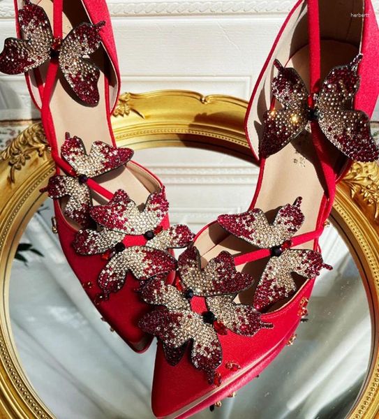 Sapatos de vestido elegante cristal na borboleta salto alto bombear vermelho preto cetim preto pontão pontão de casamento de noiva de noiva Cruz Sandigor Sandals Women Women