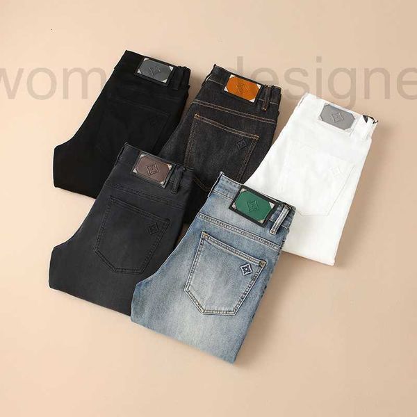 Herrenjeans Designer 2024 Frühlings-/Sommermenschen mit mittlerer Taille leicht elastische dünne kleine, gerade Beinhosen Hochwertige Multi -Farb -Jeans für Männer 88ef