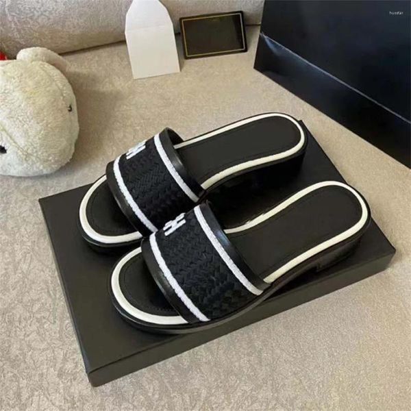 Hausschuhen Designerinnen Frauen Damen Wolle rutschen Winternacks flauschige pelzige warme Buchstaben bequemes Fuzzy Girl Flip Flop Slipper Sandale Strand