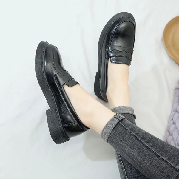 Stiefel Neue britische Oxfords Frauen Schuhe Flat Patent Leder Schlupf auf Damenschuhe auf Metall dicke Bahnsteigschuhe Frau Frau Frau