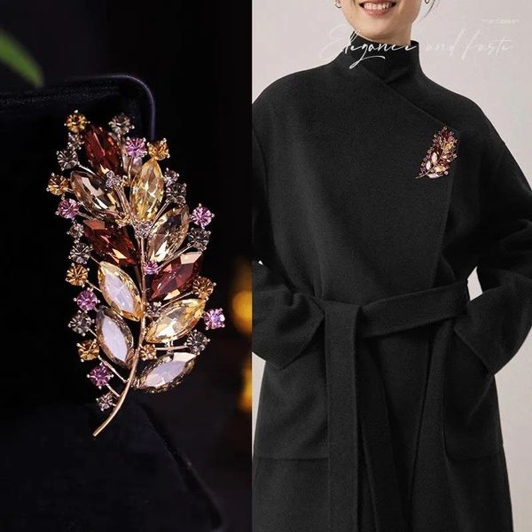 Broches Broches de luxo de luxo sofisticado Broche de traje versátil Acessórios de vestido de casaco com imitação colorida Cristal Fashion Flower Flor do peito