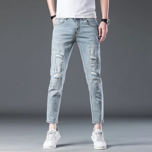 Zerrissene Jeans für Männer dünne Fit Hip Hop Distelte Knöchelhosen Hellblaues Stretch Malerei Patchwork -Kleidung berühmte Marke 240417