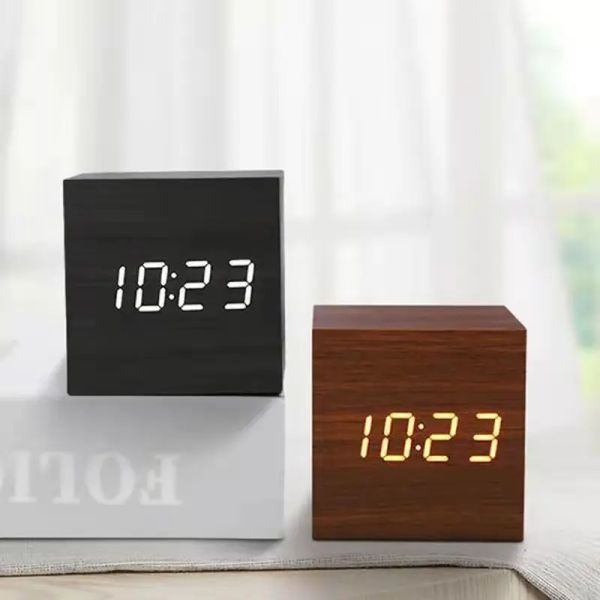 Orologi Digital LED Digital Digital Lucile Digital Wood Glow Retro Orologio Orologio Desktop Table Decorazione VOCE CONTROLLO STRUMO DI MAVOLARE STRUMENTI