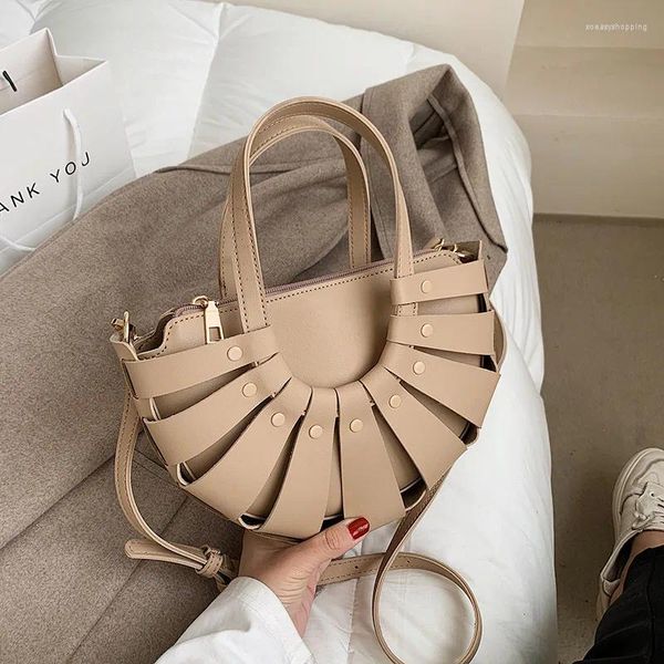 Bag 2024 Trendy Damen Beige Handtasche süßer Sack Ein kleiner kleiner weißer Nietdesigner Hollow Out Messenger Semiccircular Tasche