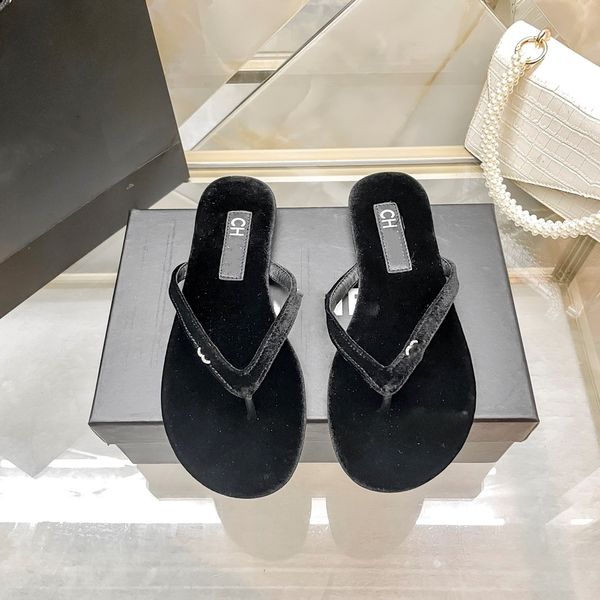 Designer de luxo chinelos planos mulheres 2024 Veludo de veludo de verão sapatos de marca metálica para sandálias femininas não deslizam chinelos de praia sexy chslides