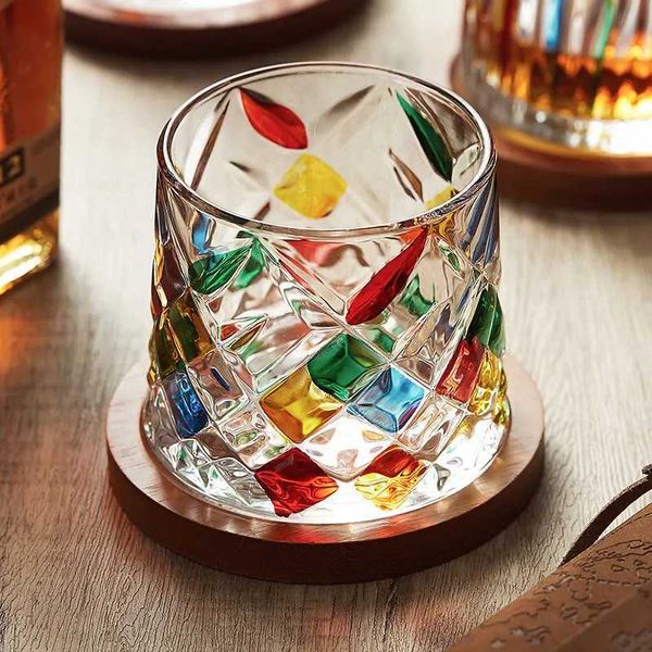 Bicchieri rotanti bicchieri di whisky in cristallo con vetro colorato in vaso a vassoio in legno.