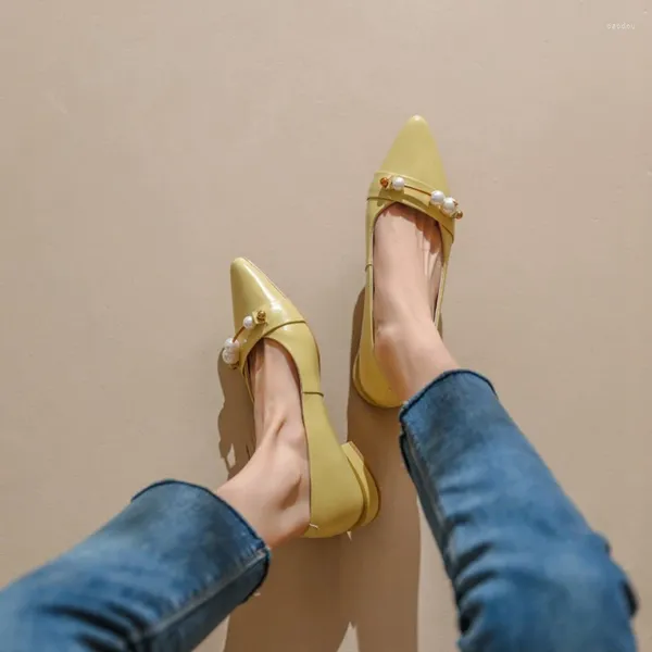 Sıradan Ayakkabılar 2024 İlkbahar/Yaz Kadınlar Katı Patent Deri Dize Boncuk Pompaları için Ayak Başına Alçak Topuk Saçma