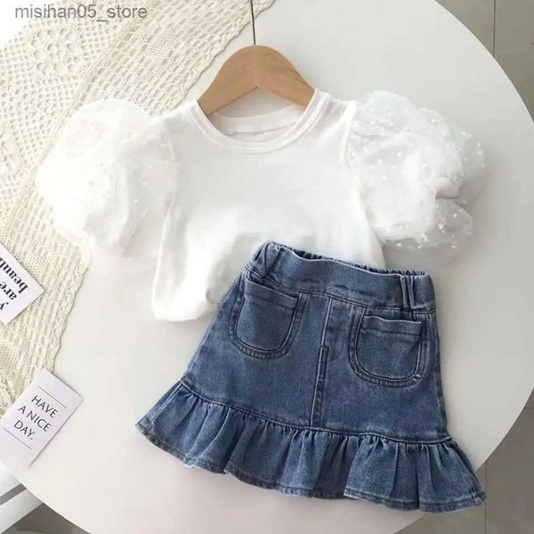 Roupas conjuntos de garotas de verão jeans de jeans 2023 Novo Childrens Korean Edition Bubble Sleeves Salia de peixes de peixe de duas peças para roupas infantis Q240425