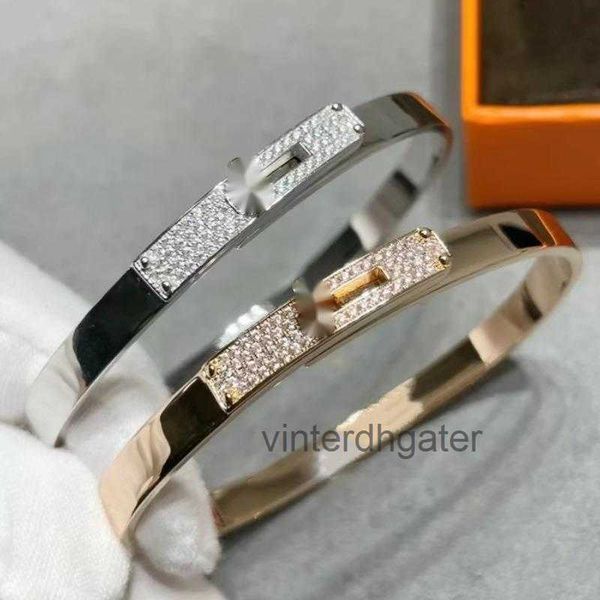 Luxo h a ponta-fúnego Bangle Home High Version V Bracelete de Half Diamond de Pig Golden Kelly para mulheres 18K LUZ LUZ FUNFULHO GRABILIDADE SCORTE COM RED RED MESMO ESTILO