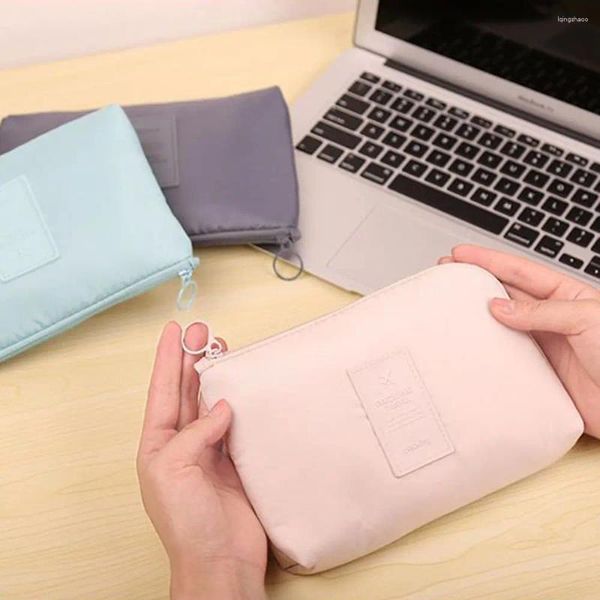 Bolsas de armazenamento Kit de maquiagem universal Casos de bolsas móveis Dispositivos digitais Linha de gadgets USB Cable Organizar acessórios de viagem