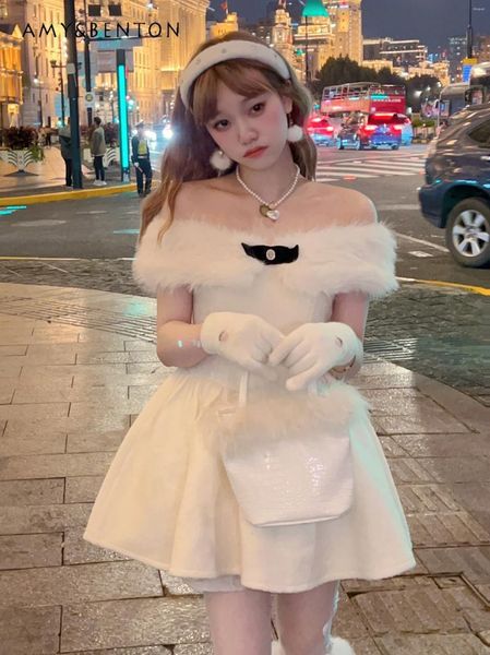 Abiti casual Girl Style Sexy Off-the Shoulder Sweet Rhinestone Bowk Plush Mini inverno inverno abito bianco abito da festa di compleanno