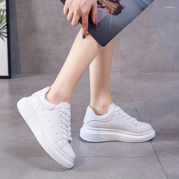 Sapatos casuais Lace lacta feminina Ceda de cunha White Sneakers Sports Running PU Leather Street Travel Tenis Feminino
