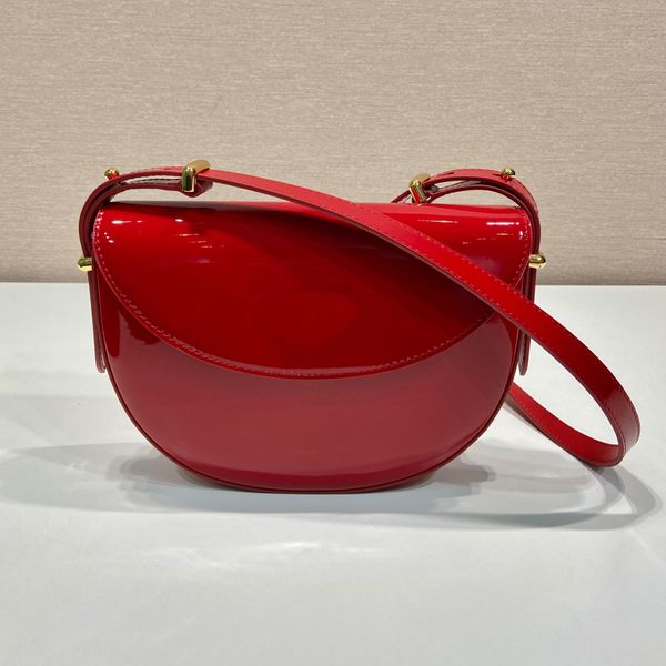 Neue Arque gebürstete Leder -Umhängetasche Luxus Designer Patent Lederklappe Frauen Handtasche verstellbares Gurt Hobo -Tasche Crossbody Bag Geldbörse Hochqualität