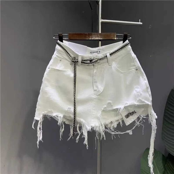 Frauen-Shorts 2024 neuer koreanischer weißer weißer unregelmäßiger Denimrock-Damen Anti-Walk Naked Lochtasche freigelegtem Kurzrock Y240425