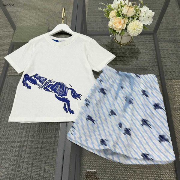 Marka Bebek Trailtsits Yaz Boys Takışlar Çocuk Tasarımcı Giysileri Boyut 100-160 cm Binicilik Deseni Baskı T-Shirt ve Şort 24 Nişan