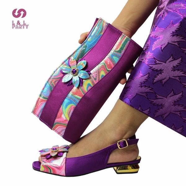 Sapatos de vestido maduros maduros de cor roxa nigeriana festa de casamento real e bolsa para combinar com o design do design africano de design de flores conjunto