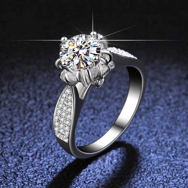 Sier 925 Sterling Womens Кольцо имитация бриллиант 1 D-C-Color Moissanite Made Ring Кольцо четыре когтя круглая пленка Цветочные головы набор алмаза