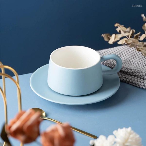 Кружки скандинавские матовые кофейные чашки и блюдцы устанавливают домашнее цветочное чай днем простая керамика с подарком ложки