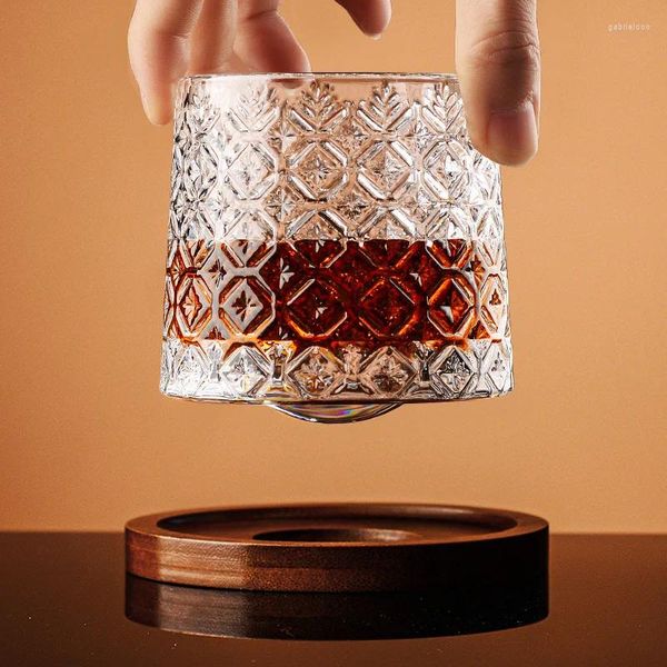 Weingläser Retro rotierender Whiskyglasbecher mit Bambus Untersetzer drehen Top Stress Relief Unterhaltsam