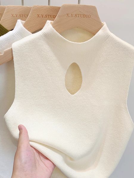 Scheda a camisole a maglia a maglieria a mezza scollo a mezza alto per il maglione inferiore delle donne per la stratificazione interna da donna per l'autunno/inverno 2024 top corto per maglione che indossa fuori